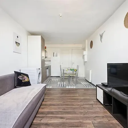 Downtown With Garage Parking Apartman