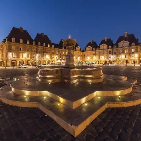 Downtown With Garage Parking Apartman