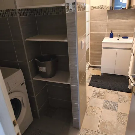 Downtown With Garage Parking Apartman