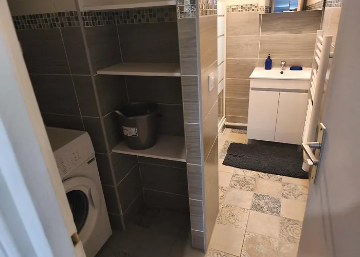 Downtown With Garage Parking Lägenhet